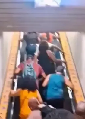 Escada rolante muda de direção e confunde passageiros no metrô do RJ