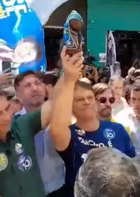 Flávio recua após ataque à CNBB e ergue imagem de Nossa Senhora Aparecida
