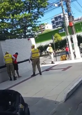 Homem é detido após quase bater em viatura e desacatar agentes na Ponta Verde
