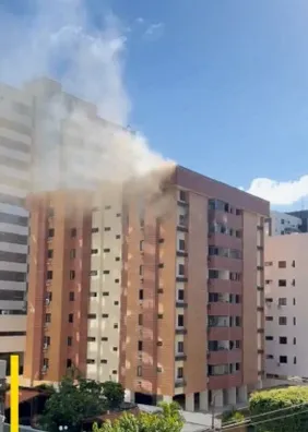 Incêndio destrói apartamento no 7º andar de prédio na Ponta Verde