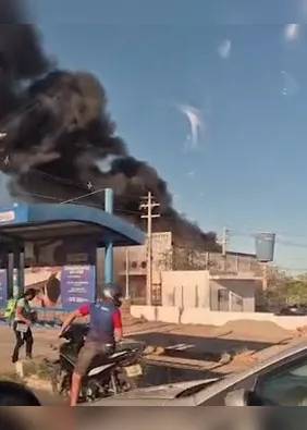 Incêndio de grandes proporções atinge galpão no Polo de Confecções de Delmiro Gouveia