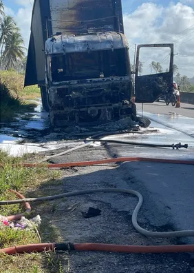 Incêndio destrói caminhão às margens da AL-101 Sul, em Marechal Deodoro