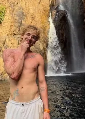 Juliano Floss curte cachoeira acompanhado após término com Marina Sena