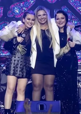 Klara Castanho posta foto de elenco no filme de Marília Mendonça
