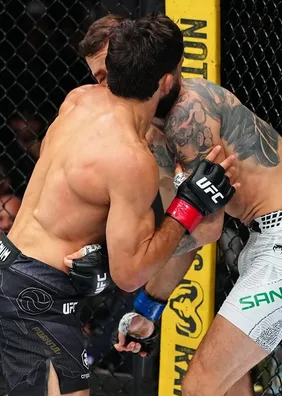 Maurício Ruffy trava batalha intensa, mas é derrotado por Tsarukyan no UFC 331