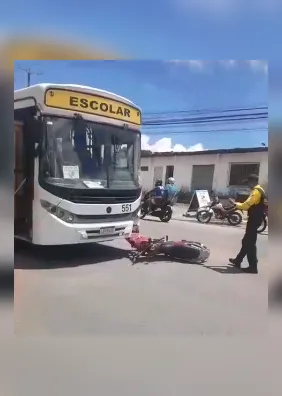 Motociclista fica ferido após colisão com ônibus escolar na Santa Amélia