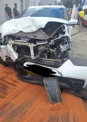 Duas mulheres ficaram feridas em colisão entre dois carros no Poço, em Maceió
