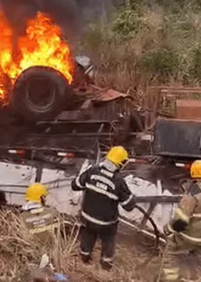 Motorista morre carbonizado após carreta pegar fogo em GO