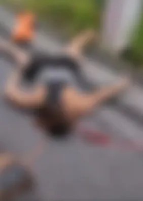Mulher morre e homem fica ferido após moto bater em poste em Fernão Velho