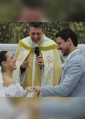 Noiva enfrenta dificuldade inesperada ao colocar aliança no dedo do noivo, padre dá risada e diz: 'Vai devagarinho que vai'