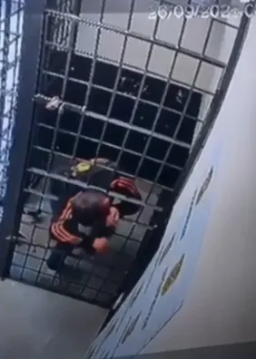 Preso se espreme entre grades de cela e foge de delegacia; veja vídeo