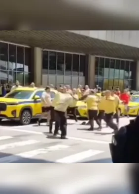 Quebra-pau em aeroporto: disputa por ponto de táxi termina em pancadaria