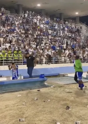Torcida do CSA atira objetos contra jogadores após tropeço na Série D; veja