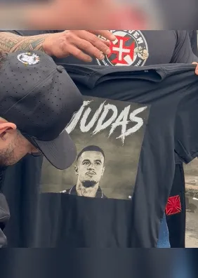 Torcedores do Vasco protestam contra Coutinho, que acertou com o Santos