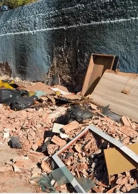 Vasos sanitários, pneus e entulho são deixados nos fundos de escola na Jatiúca