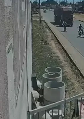 Vídeo: adolescente morre após ser atropelado por carreta
