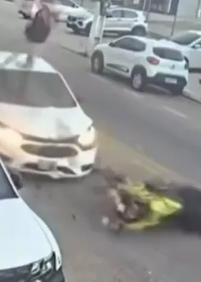 Vídeo mostra motociclista sendo arremessado após colisão com carro no São Jorge