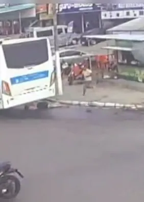 Vídeo registra jovem passando mal e sendo atropelada por ônibus na Cambona