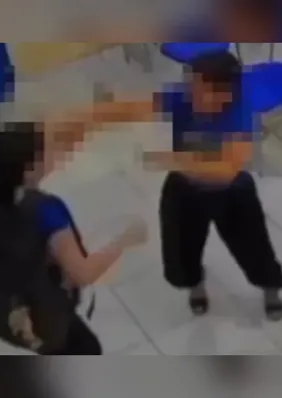 Ataque em escola: aluna parte para cima de professora e a golpeia com faca. Veja vídeo