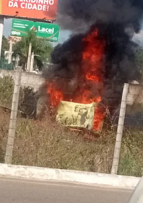 Carro capota após motorista desviar de motociclista e pega fogo em Arapiraca