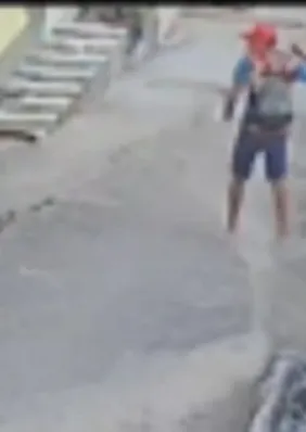 Cratera se abre em calçada e quase ‘engole’ mulher em quanto andava na rua