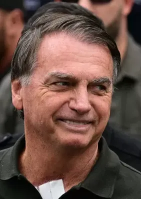 Moraes autoriza visitas de Carlos Bolsonaro e Jair Renan ao pai