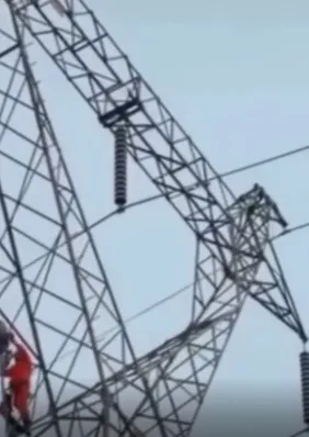 Pais saem para trabalhar e quando voltam encontram filho de 5 anos no topo de torre de transmissão