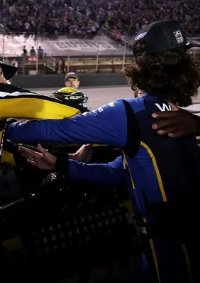Pilotos trocam socos em confusão após acidente na Nascar Series Cup