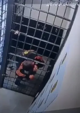 Preso passa por buraco em grade de cela e foge de delegacia
