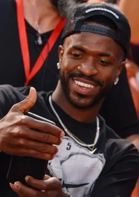 Sem Virginia, Vini Jr. é surpreendido em evento da Nike: ‘Bonito e cheiroso’
