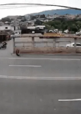 Tubulação subterrânea sofre explosão gigante; motoristas escapam por pouco de tragédia