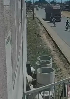 Vídeo: adolescente morre após ser atropelado por carreta