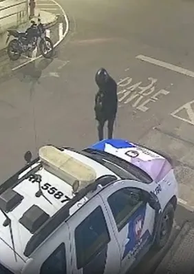 Vídeo: homem dança antes de explodir carro da PM em frente a batalhão