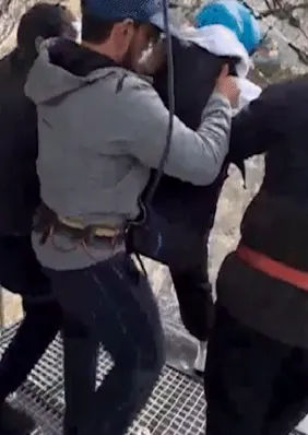 Vídeo: turista é chutada e forçada a saltar em cânion de 80 metros