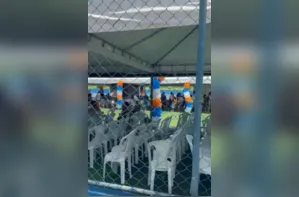 Distribuição de cestas ao lado de adesivos de JHC em espaço público levanta questionamentos em Maceió