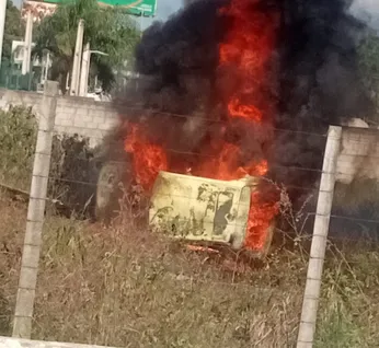 Carro capota após motorista desviar de motociclista e pega fogo em Arapiraca