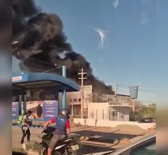 Incêndio de grandes proporções atinge galpão no Polo de Confecções de Delmiro Gouveia