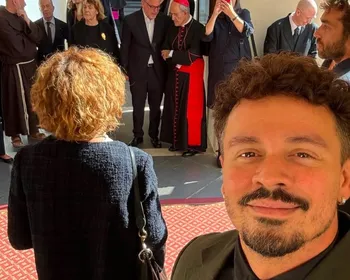 Artista alagoano presenteia Papa Leão XIV com camisa do Lula