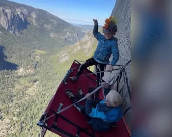 Aventureiro é chamado de 'pai mais irresponsável de todos os tempos' por expor filhos a 'perigo' no alto de montanha