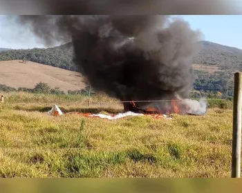 Avião de pequeno porte cai e piloto se salva com paraquedas.