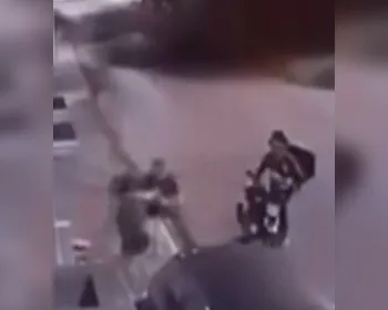 Bandido tenta roubar pizza de cliente e é agredido durante entrega; vídeo