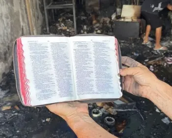 Bíblia é encontrada intacta após incêndio em loja de embalagens