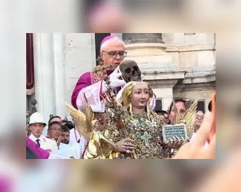 Bispo beija crânio de santa morta há quase 2 mil anos na Itália