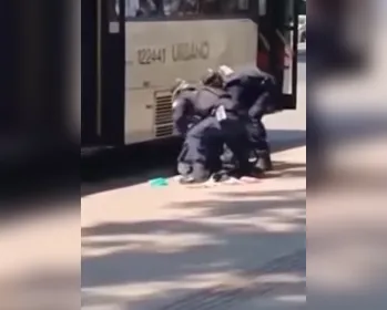 Cadeirante é preso após ameaçar cobradora de ônibus e morder policial