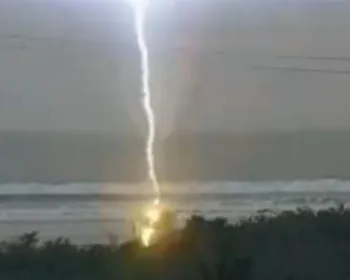 Câmera flagrou momento exato em que raio atingiu mulher na faixa de areia
