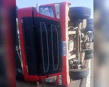 Caminhão com gado tomba após desviar de motocicleta em Olho d’Água Grande
