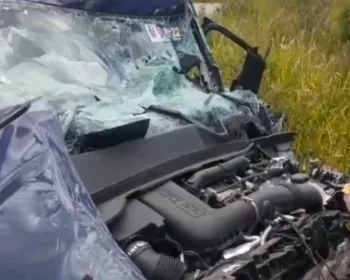 Caminhão que transportava combustível tomba após colisão com carro em Maceió