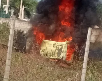 Carro capota após motorista desviar de motociclista e pega fogo em Arapiraca