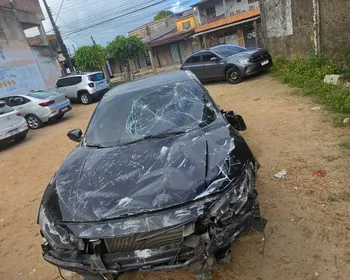 Carro derruba muro de condomínio, dois homens fogem e abandonam veículo após batida em Maceió