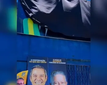 “Censura” ou propaganda irregular? Entenda por que imagem de Bolsonaro foi coberta em Maceió